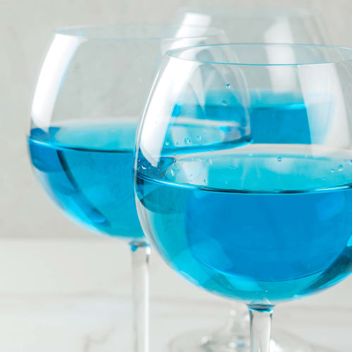 Glas med blått vin