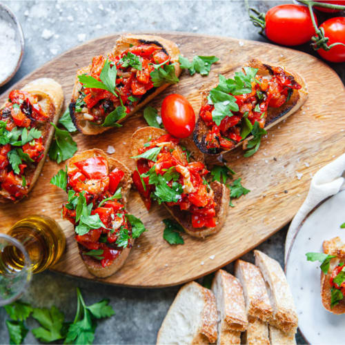 Italiensk bruschetta med smakrik paprikaröra