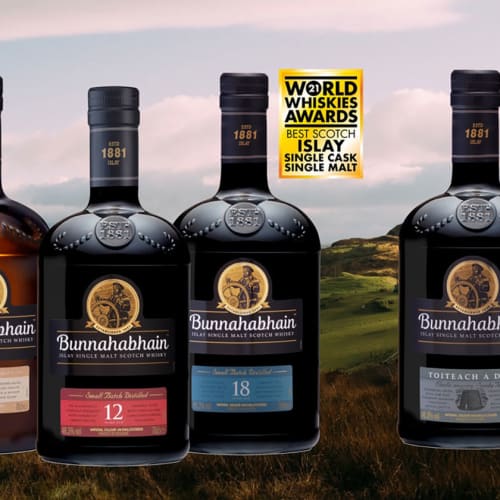 Bunnahabhain 12, 18, 25 years och  Toiteach A Dhà med landskap i bakgrund