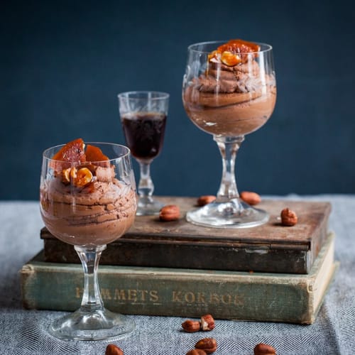 Chokladmousse med kanderade hasselnötter