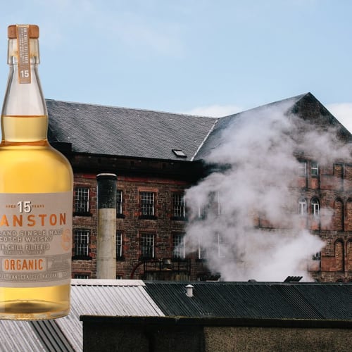 Deanston 15 Years Organic single malt med destilleriet i bakgrunden