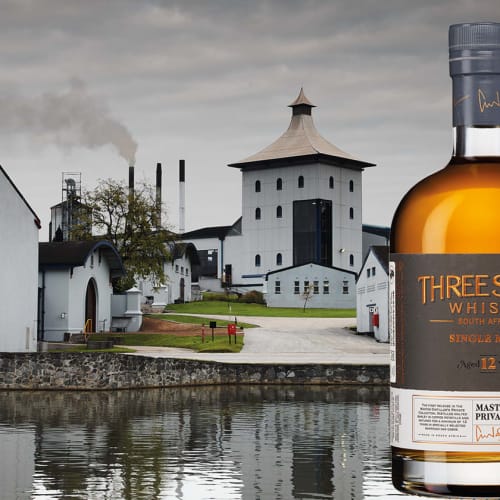 Three Ships 12 Year Old Single Malt och distilleri i bakgrunden