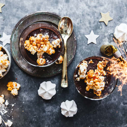 Chokladkräm med päronlikör och karamelliserade popcorn