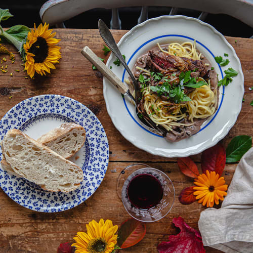 Krämig pasta med aubergine, entrecôte och karamelliserad lök med bröd