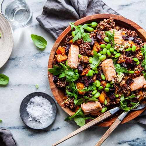 Quinoasallad med stekt lax och pestomozzarella