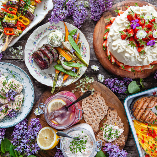 Midsommarmat uppdukat på långbord