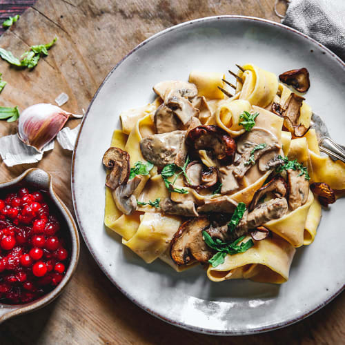 Krämig älgpasta med syrad grädde, svamp och rårörda lingon