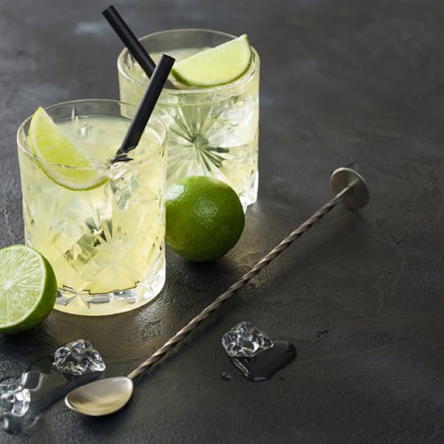 Två cocktailglas med lime 