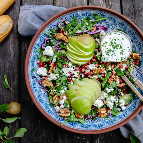 Sallad med päron, ost och rostade valnötter