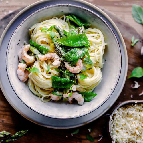 Pasta med sparris och räkor