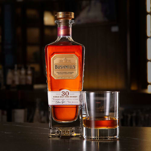 Bushmills Single Malt 30 YO med glas