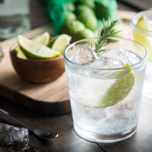 Två glas Gin with(out) Tonic med limeklyfta