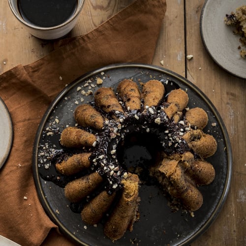 Saftig kaka fylld med choklad och hasselnötter