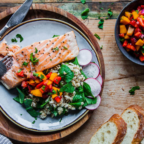 Ugnsbakad lax med matvetesallad och jordgubbssalsa