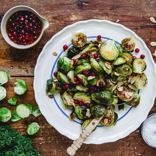 Ugnsrostad brysselkål med rostad mandel och lingondressing