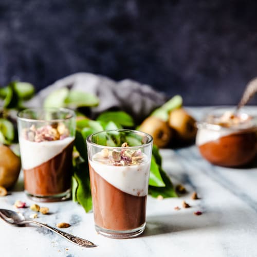 Vegansk pannacotta med smak av päron, kokos och choklad