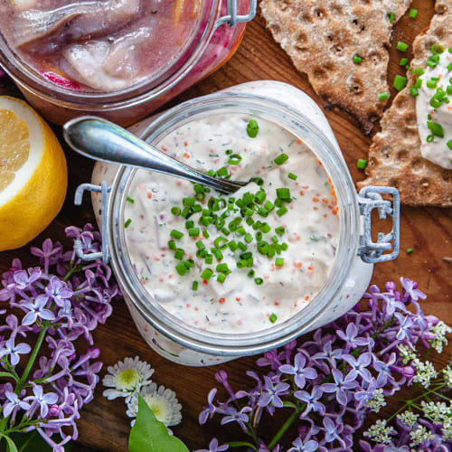 Vegansk skärgårdssill på bord med syréner