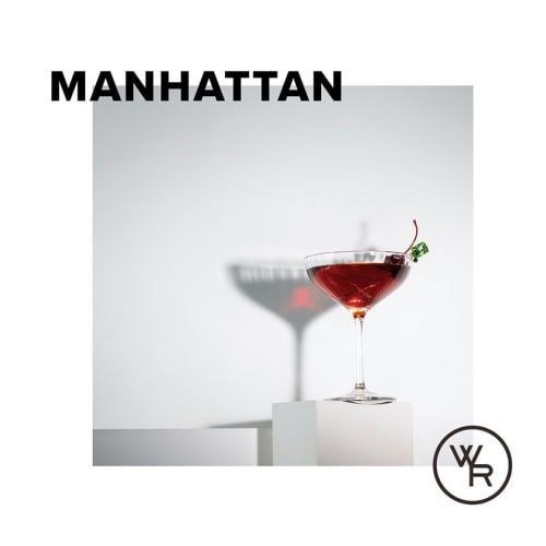 Drinken Manhattan mot vit bakgrund