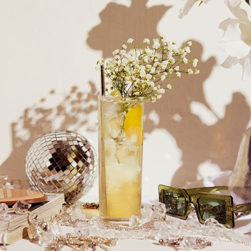 Cocktailglas med drink och fläderdekoration