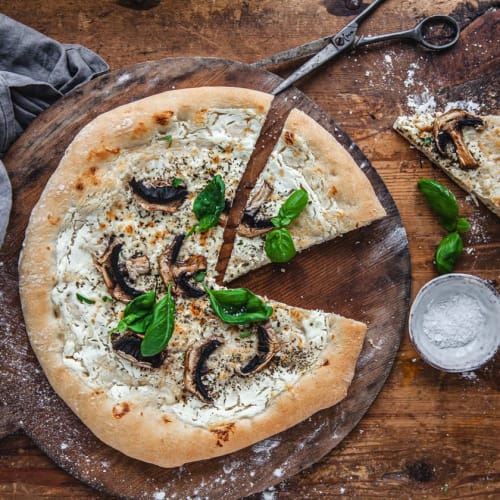 Hemgjord pizza med burrata, sparris och lufttorkad skinka folk o folk