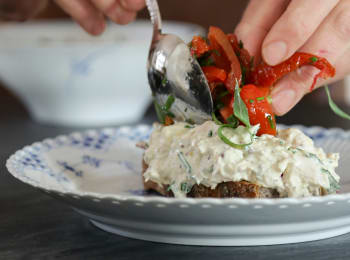 Chicken salad with crispy chicken skin and LINIE-pickled tomatoes