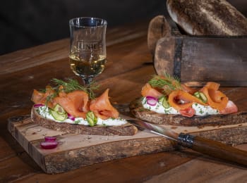 MOWI Räucherlachs-Smørrebrød mit LINIE Aquavit-Topping
