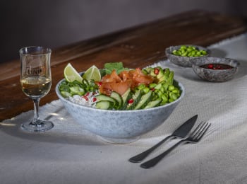 Poke Bowl mit MOWI SMØK75 Räucherlachs und LINIE Aquavit-Dressing 