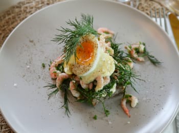 Hand-peeled shrimps with LINIE mayo and medium-boiled eggs