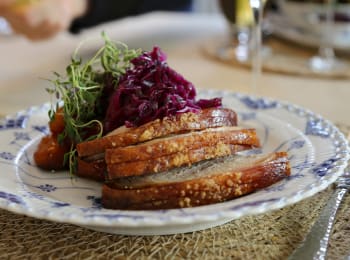 Roast pork with LINIE-glazed red cabbage and caramelized potatoes