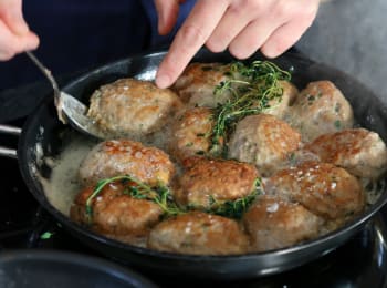 Spiced meatballs with LINIE-pickled cucumbers and beetroots