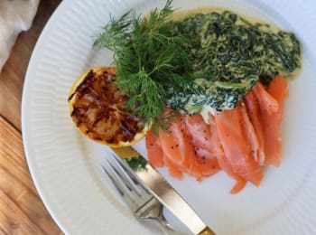 Smoked salmon with LINIE/cream stewed spinach and grilled caraway bread