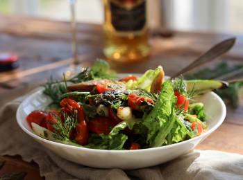 Summer salad with grilled asparagus and smoked mackerel