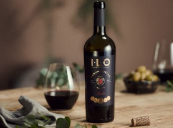 ILO_Susumaniello_Rosso_pöydällä_ja_viinilasi