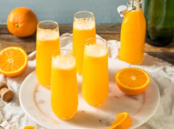 Mimosa kuohuviinidrinkki jalattomassa kuohuviinilasissa