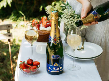 Pommery_Brut_samppanja_pöydällä_mansikoiden_kanssa