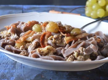 Tagliatelle al vino rosso e uva