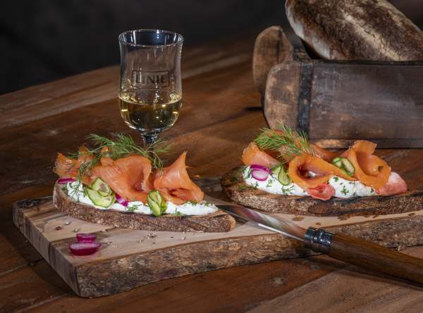 MOWI Räucherlachs-Smørrebrød mit LINIE Aquavit-Topping