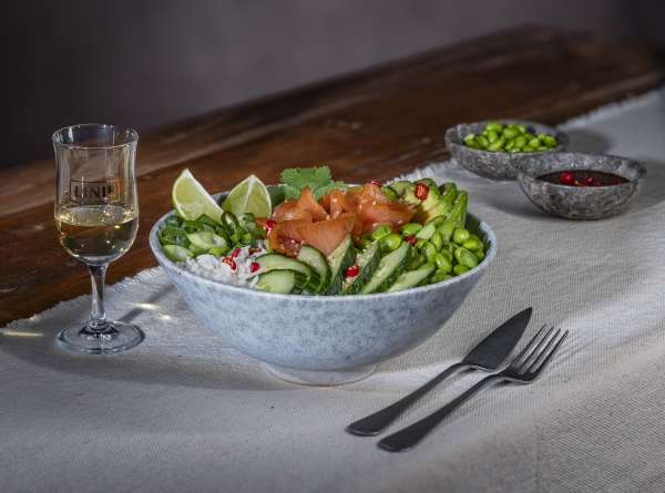 Poke Bowl mit MOWI SMØK75 Räucherlachs und LINIE Aquavit-Dressing 