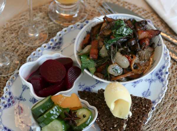 Warm liver pâté with bacon and mushrooms flambéed in LINIE