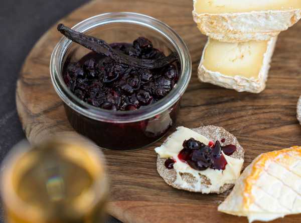 Good cheeses with LINIE blackcurrant compote and homemade crispbread