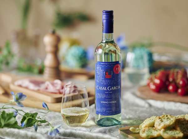 Casal Garcia Vinho Verde pöydällä