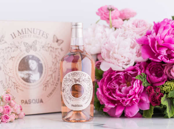 Pasqua_11_Minutes_Rose_kukkien_kanssa