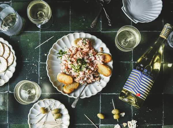 Laroche valkoviini ja lohi-rillette annos
