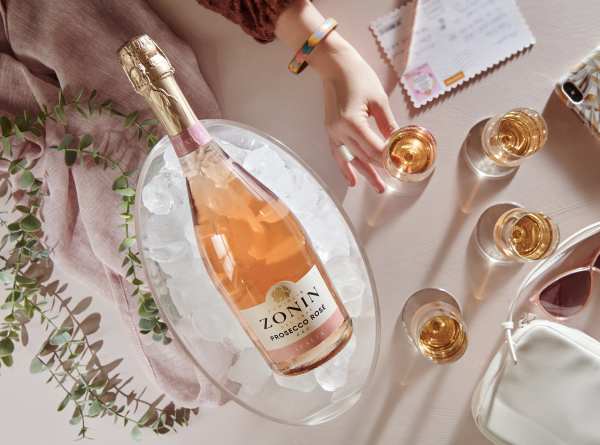Zonin_prosecco_rose_terassipöydällä
