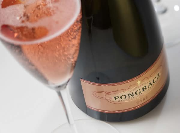 Pongrácz Rosé Brut ja viinilasi