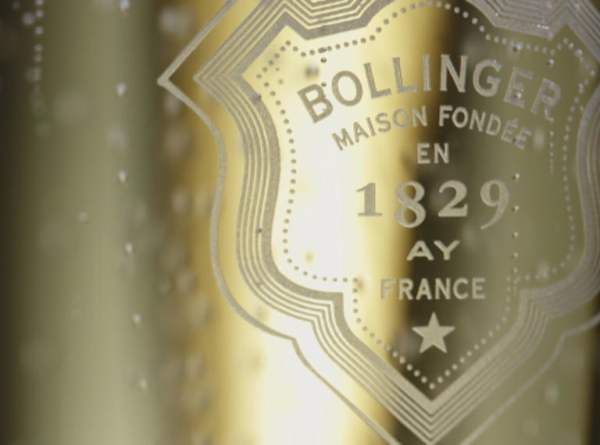 Bollinger logo kuohuviinilasissa
