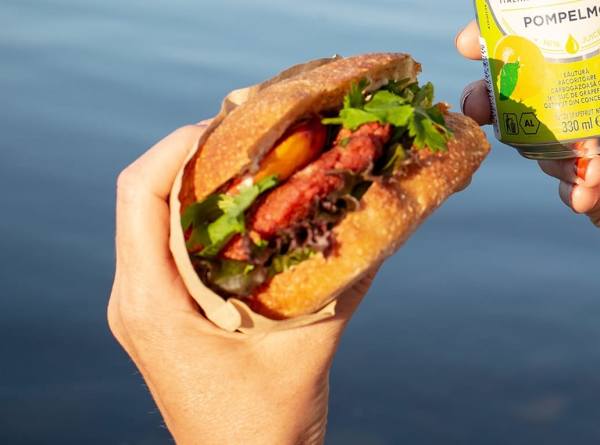 vegeburgeri ja sanpellegrino pompelmo