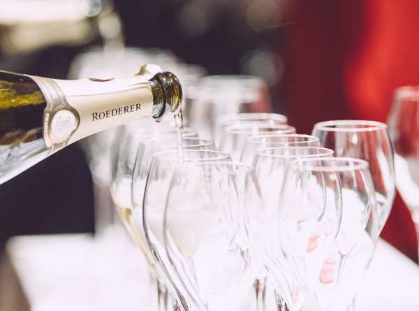 Louis Roederer samppanjaa kaadetaan lasiin