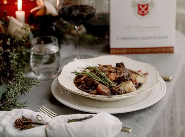 Rosmariinilla ja katajanmarjalla maustettu poron Osso Bucco pata