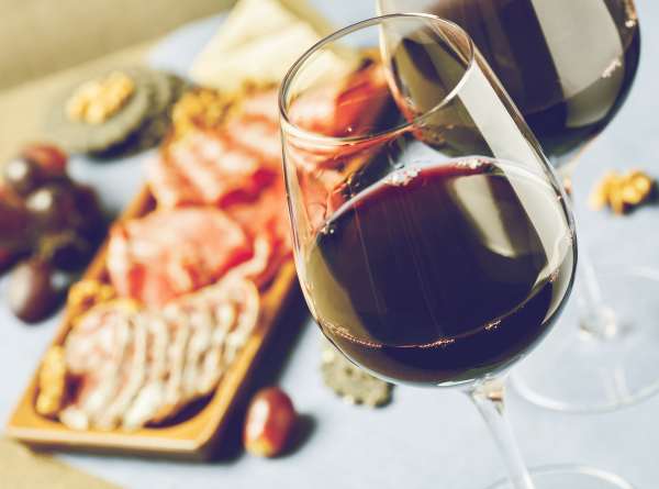punaviinilasi ja antipasti